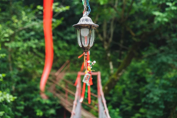 Zaklamp Met Kleurrijke Linten Kabelbrug Rivier — Stockfoto