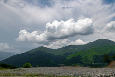 gökyüzü ve bulutlar karşı dağların güzel panoramalar