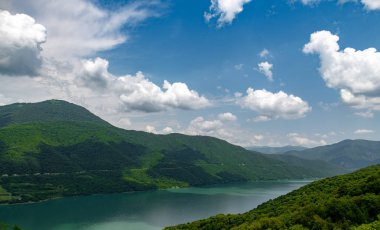 gökyüzü ve bulutlar karşı dağların güzel panoramalar