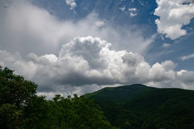 gökyüzü ve bulutlar karşı dağların güzel panoramalar