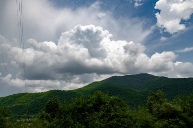 gökyüzü ve bulutlar karşı dağların güzel panoramalar
