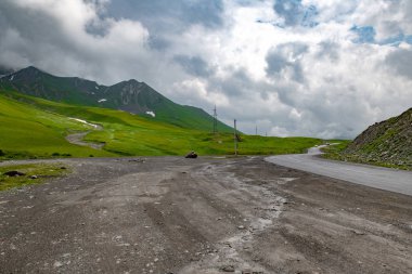 gökyüzü ve bulutlar karşı dağların güzel panoramalar