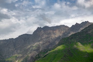 gökyüzü ve bulutlar karşı dağların güzel panoramalar