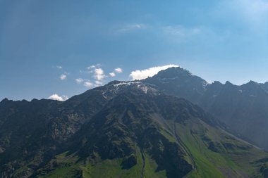 gökyüzü ve bulutlar karşı dağların güzel panoramalar