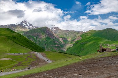 gökyüzü ve bulutlar karşı dağların güzel panoramalar