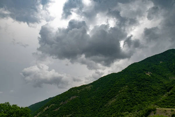 gökyüzü ve bulutlar karşı dağların güzel panoramalar