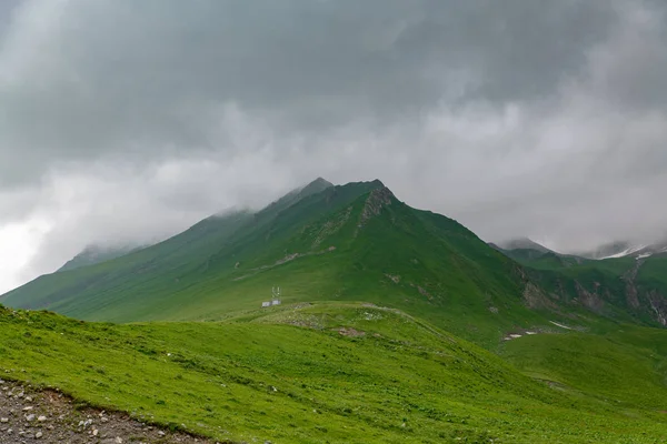 Belos Panoramas Das Montanhas Contra Céu Nuvens — Fotografia de Stock