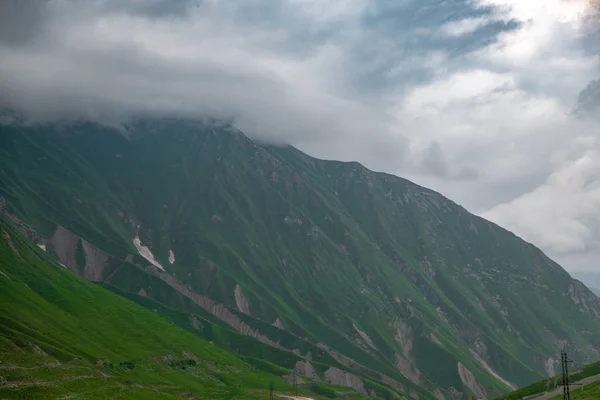 Prachtige Panorama Van Bergen Tegen Hemel Wolken — Stockfoto