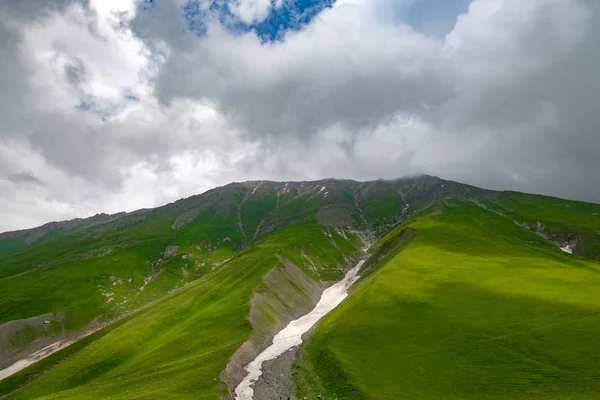 gökyüzü ve bulutlar karşı dağların güzel panoramalar
