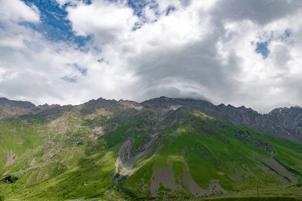 Belos Panoramas Das Montanhas Contra Céu Nuvens — Fotografia de Stock