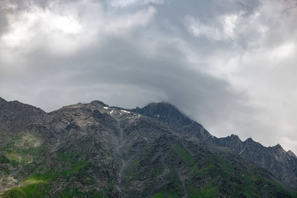 Όμορφα Πανοράματα Από Βουνά Στον Ουρανό Και Σύννεφα — Φωτογραφία Αρχείου