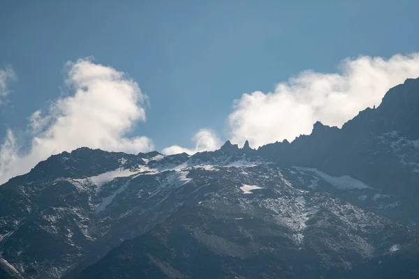 gökyüzü ve bulutlar karşı dağların güzel panoramalar