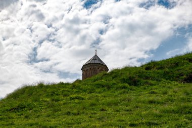 gökyüzü ve bulutlar karşı dağların güzel panoramalar