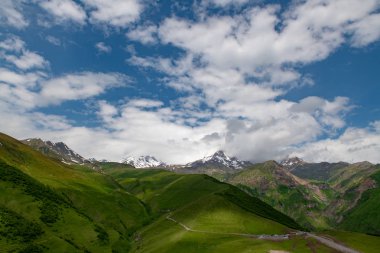 gökyüzü ve bulutlar karşı dağların güzel panoramalar