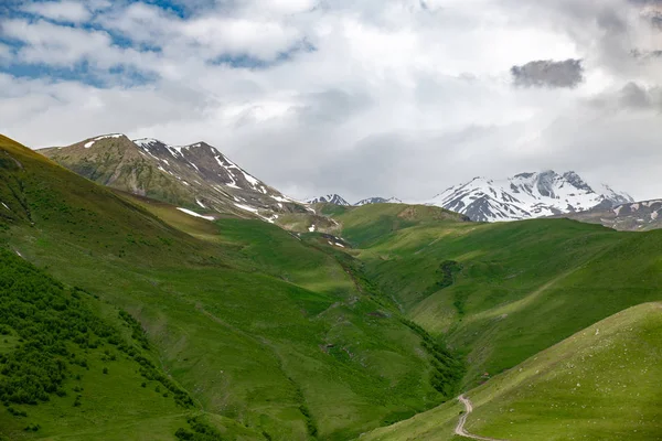 Belos Panoramas Das Montanhas Contra Céu Nuvens — Fotografia de Stock