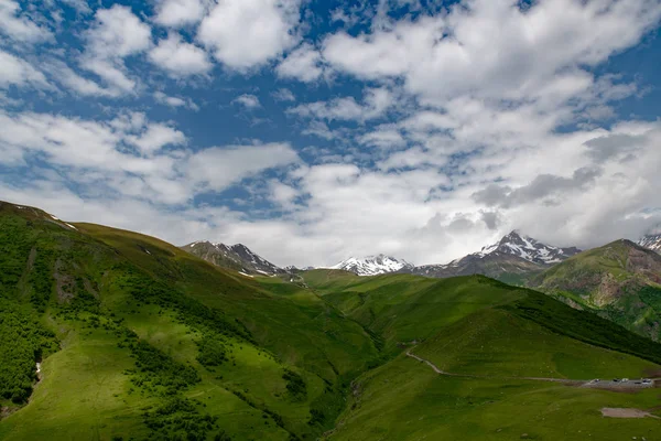 Prachtige Panorama Van Bergen Tegen Hemel Wolken — Stockfoto