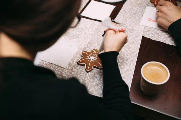 Frauen Backen Weihnachtsgebäck Kekse Form Von Schneeflocken — Stockfoto