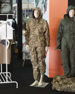 Manken üzerinde Ukraynalı asker askeri üniforması giymiş