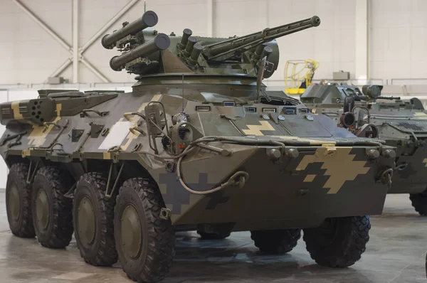 戦争のための銃を持つ Militaty 装甲車 ストックフォト