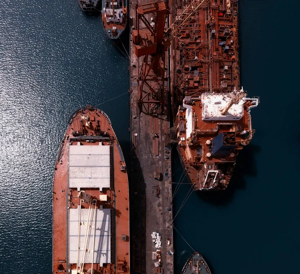 Kargo gemisi demirliyor. Tersanedeki gemiler ve tankerler için onarım iskelesi.