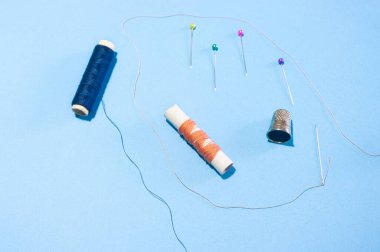 Dikiş iğneleri, iplikler, makas ve yüksükler..