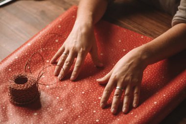 Yeni yıl hediyelerinin paketlenmesi, yeni yıla hazırlık. Noel ya da Yeni Yıl Kutlama Konsepti.