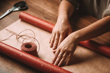 Yeni yıl hediyelerinin paketlenmesi, yeni yıla hazırlık. Noel ya da Yeni Yıl Kutlama Konsepti.