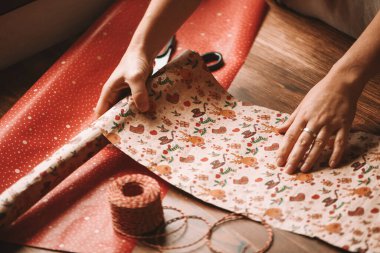 Yeni yıl hediyelerinin paketlenmesi, yeni yıla hazırlık. Noel ya da Yeni Yıl Kutlama Konsepti.