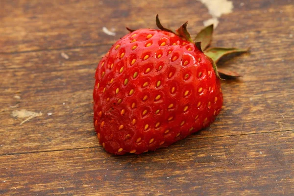 Erdbeere Auf Holzgrund — Stockfoto