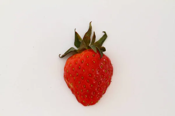 Erdbeere Auf Weißem Hintergrund Minimalismus — Stockfoto