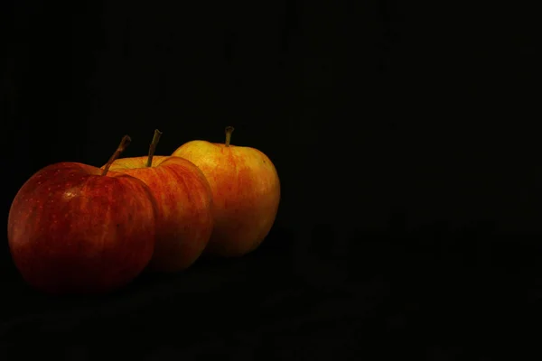 Pommes Rouges Sur Fond Noir — Photo