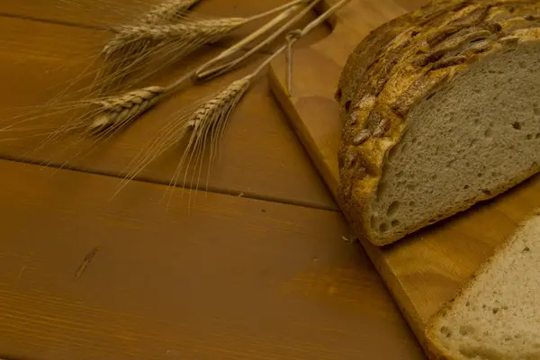 Szeletelt Kenyér Búzával Barna Háttérrel — Stock Fotó