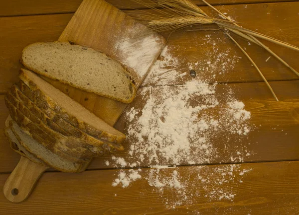 Smalle Reepjes Brood Meel Tarwe Een Bruine Achtergrond — Stockfoto