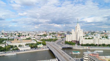 Kotelnicheskaya dolgu üzerinde yüksek katlı, havadan görünüm