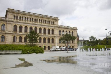 Kaliningrad bölgesinin 70 yıldönümü meydanındaki Kaliningrad bölgesel Güzel Sanatlar Müzesi yakınlarında yeni bir çeşme, Rusya, Kaliningrad