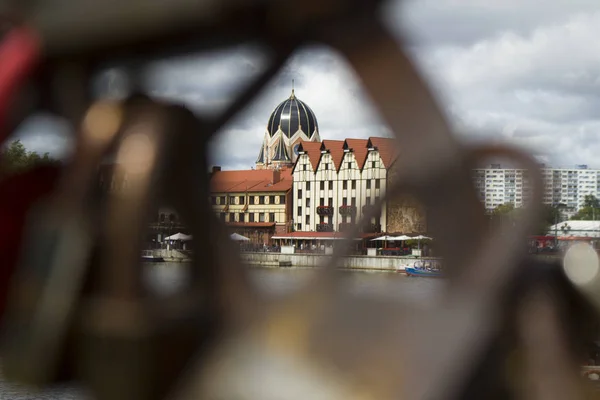 Aşk balıkçı köyü arka planda kilitler, Rusya, Kaliningrad