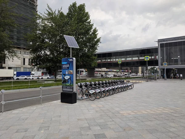 Moskova şehir bisikletleri için park yeri. Kiralık araç Technopark metro istasyonunda 