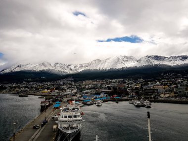 Ushuaia limanında Gemi, Arka planda dağlar ile Arjantin'de Dünyanın Sonu