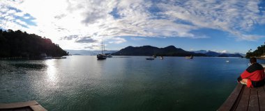 Gün batımında manzaraya bakan adam