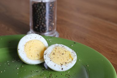 Kırık karabiber ile haşlanmış yumurta dilimlenmiş