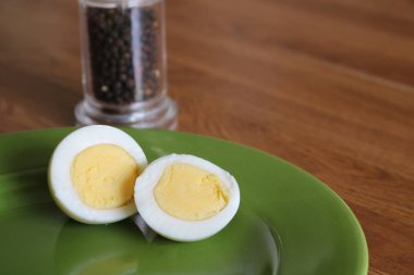 Haşlanmış yumurta bir tabağa dilimlenmiş