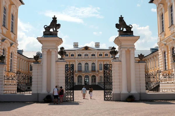 Rundale Kaiserpalast in Lettland im Sommer — Stockfoto
