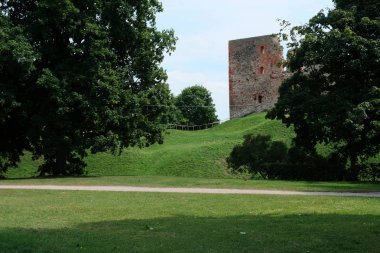 Yaz aylarında Letonya'da Bauska ortaçağ kalesi
