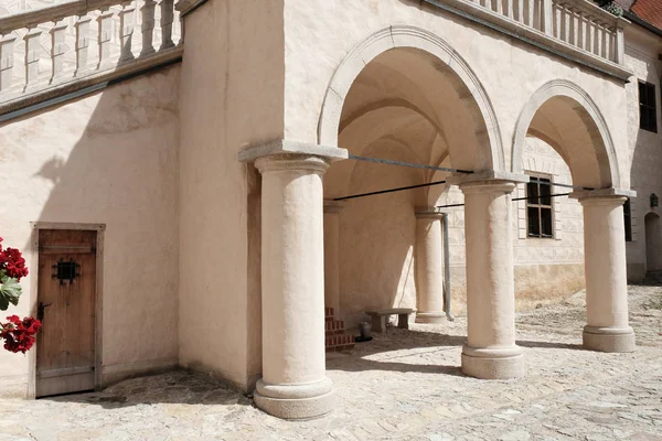 Castillo medieval de Bauska en Letonia en verano — Foto de Stock