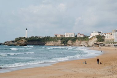 Biarritz, Fransa'nın plaj, okyanus ve şehir manzarası
