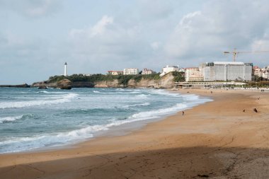 Biarritz, Fransa'nın plaj, okyanus ve şehir manzarası