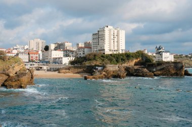 Biarritz, Fransa'nın plaj, okyanus ve şehir manzarası