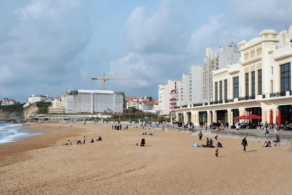 Plage, océan et vue sur la ville de Biarritz, France — Photo