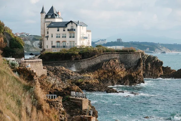 Biarritz, Fransa'nın plaj, okyanus ve şehir manzarası