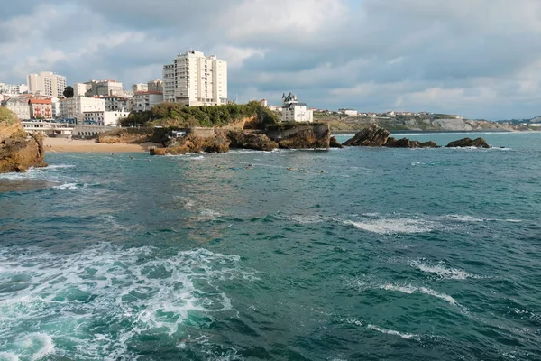 Praia, mar e vista para a cidade de Biarritz, França — Fotografia de Stock